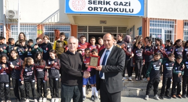 İş insanından okula spor malzemesi