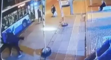 Otobüste tartıştığı kişi tarafından bıçaklandı