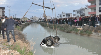 Otomobil sulama kanalına devrildi