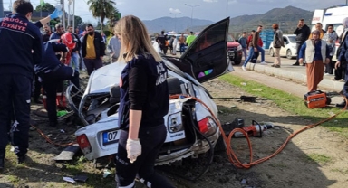 Otomobilde sıkışan sürücüyü itfaiye kurtardı