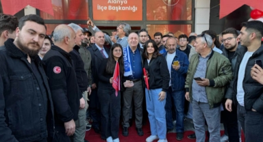 Özdağ Alanya'da ziyaretlerde bulundu