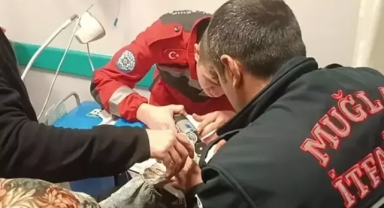Parmağına sıkışan yüzükten itfaiye kurtardı