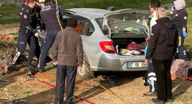 Refüjdeki ağaca çarptı