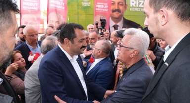 Rıza Sümer'den CHP'lilere karanfil