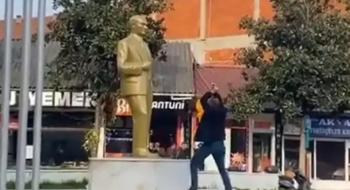 Şizofreni hastası, Atatürk heykeline saldırdı