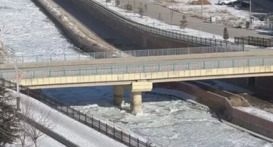 Türkiye'nin en hızlı akan nehri buz tuttu