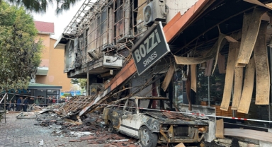 Yangında 4 iş yeri kullanılamaz hale geldi