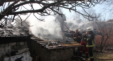 Yaralanan kadın komşularınca kurtarıldı