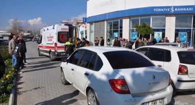 Yaya geçidinde otomobil çarptı