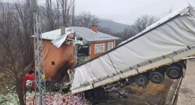 Yoldan uçan TIR eve çarptı
