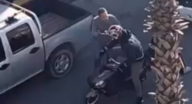 Yolun ortasında kavga ettiler