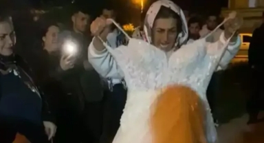 Acılı anne, kızının gelinliğini yaktı