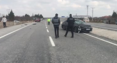 Adres sormak için indi, otomobil çarptı