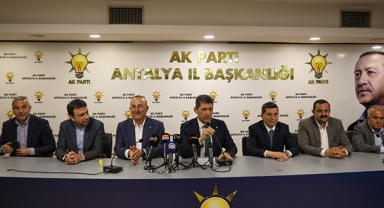AK Parti'nin yeni üyelerine rozet
