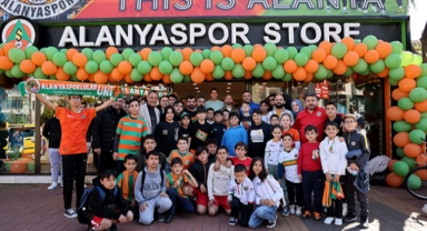 Alanyasporlu futbolcular, taraftarlarla buluştu