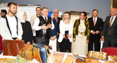 Bakan’a deri yelek hediye