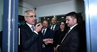 Bakan Uraloğlu, 'Ben bakanım, durakta nöbetçiyim' dedi