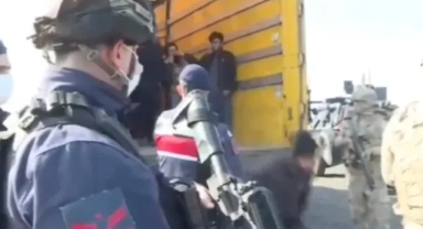 Bakan Yerlikaya: 44 organizatör 881 düzensiz göçmen yakalandı