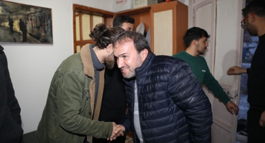 Başkan Özkan, iftarı öğrenci evinde yaptı