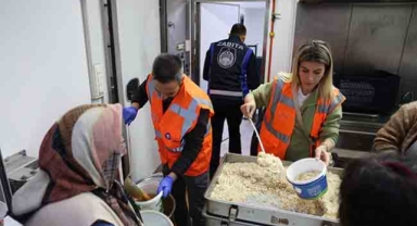 Büyükşehir iftar sofrasına destek oluyor