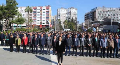 Büyükşehir önünde tören