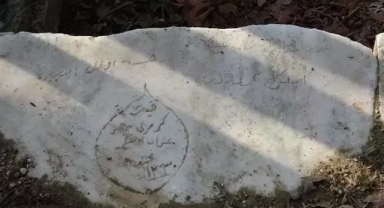 Çanakkale kahramanları isimlerini mermere kazımış