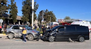 Cip ve minibüs çarpıştı: 12 yaralı