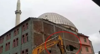 Çöken ağır hasarlı bina, camiye zarar verdi
