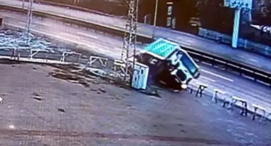 Çöp kamyonunun devrildi