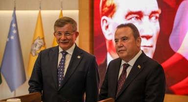 Davutoğlu'ndan Böcek'e destek