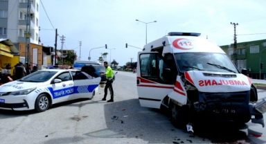 Hafif ticari araç ile ambulans çarpıştı