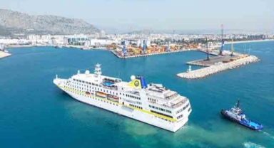 Hamburg, Antalya Limanı'na demirledi