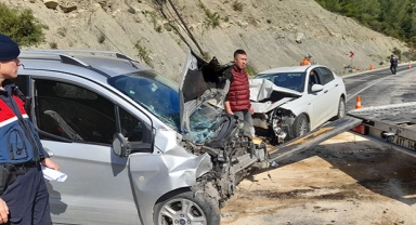 İki otomobil çarpıştı: 4 kişi yaralandı