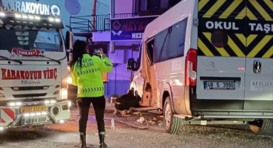 İki servis minibüsü çarpıştı: 28 kişi yaralı