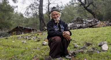 İnsanlara küstü keçilerle yaşıyor