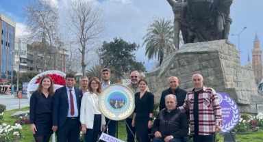 Kadınlardan anıta çelenk