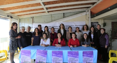 Kadınlardan ‘kartlı’ eylem