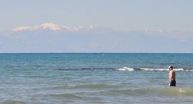 Karlı dağ manzarasında deniz keyfi