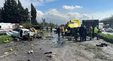 Karşı şeride geçen tır, bir aileyi hayattan kopardı