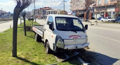 Lastiği patlayınca refüje çıktı