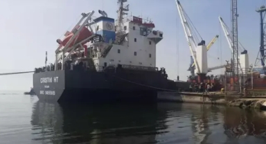 Limandaki gemide elektrik kabloları yandı