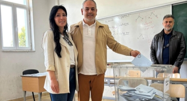 Manavoğlu, eşiyle beraber oyunu kullandı