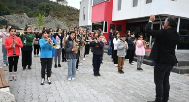Geleceğin müzisyenleri İstiklal Marşı’nı seslendirdi