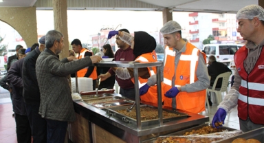 Mobil Aşevi iftarda da vatandaşların yanında