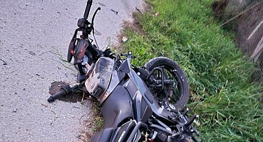 Motosikletle yola savruldu