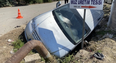 Önce yayaya çarptı, sonra şarampole devrildi