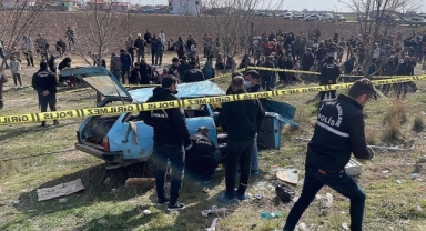 Otomobil durağa daldı: 4 ölü