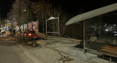 Otomobil otobüs durağına çarptı