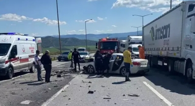 Otomobil TIR’a çarptı: 2 ölü, 2 yaralı