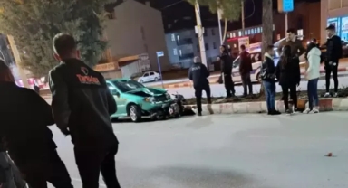 Otomobilin çarptığı motosiklet sürücüsü öldü